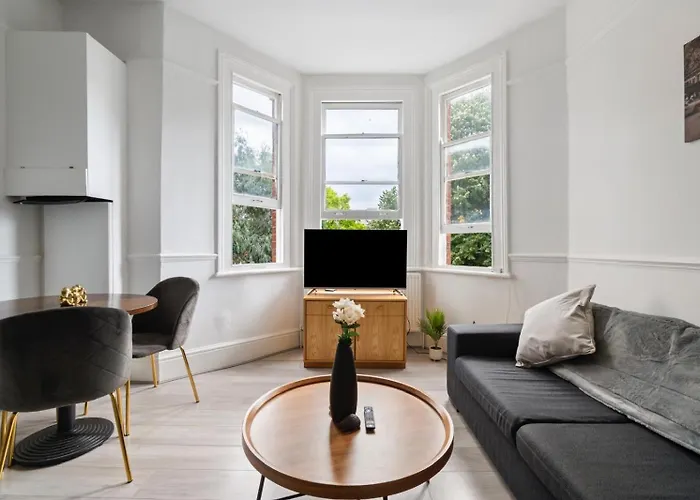 2 Bedroom Flat Sw9 -2Min Walk From Brixton Station, Free Off Road Parking