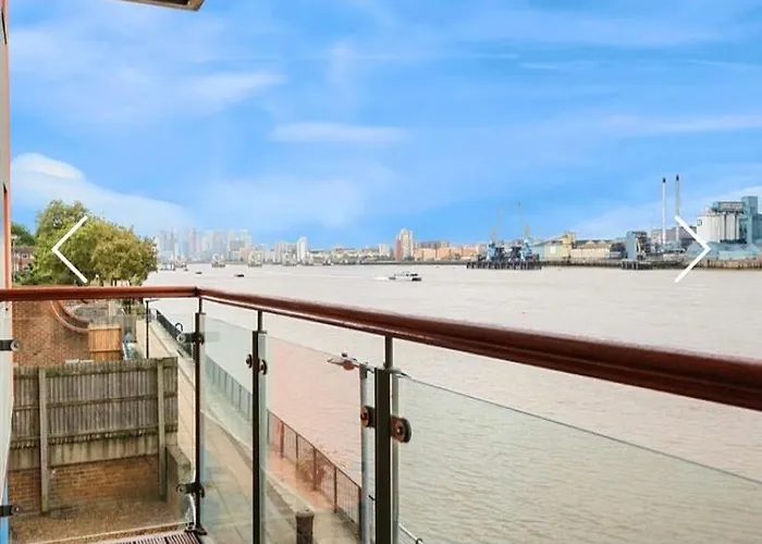 Amazing River View 2 Bedroom Apartment, Sleeps 6 , Balcony And Parking
