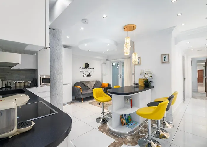 Elegant 2 Bed Garden Flat, London, Paddington!