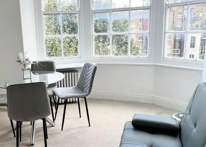 Hyde Park Great Apartment