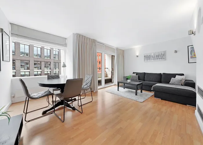 2 Bed Apartment- Central London- Lift & Balcony