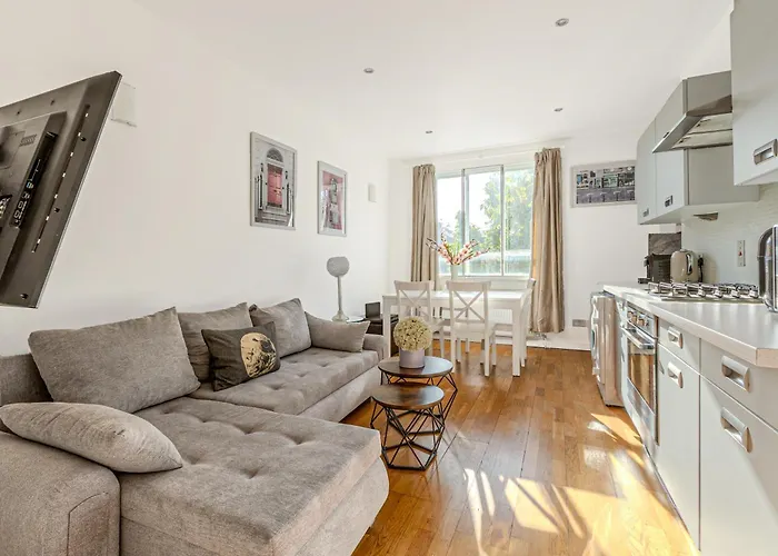 Spacious & Bright 1 Bdr Apt On The Kings Road