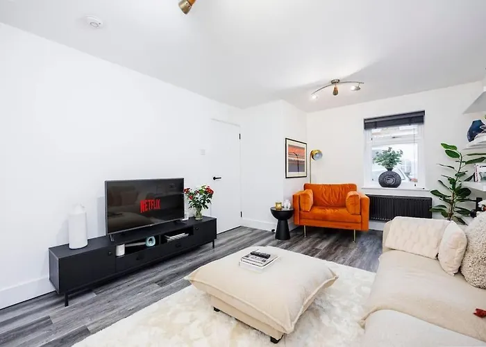 Stylish 3-Bed East London Home Contractors Parking Sleeps 5 Near Excel London