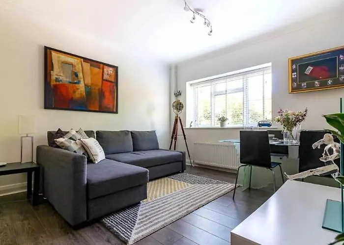 Spacious 2 Bedroom Apartment In London