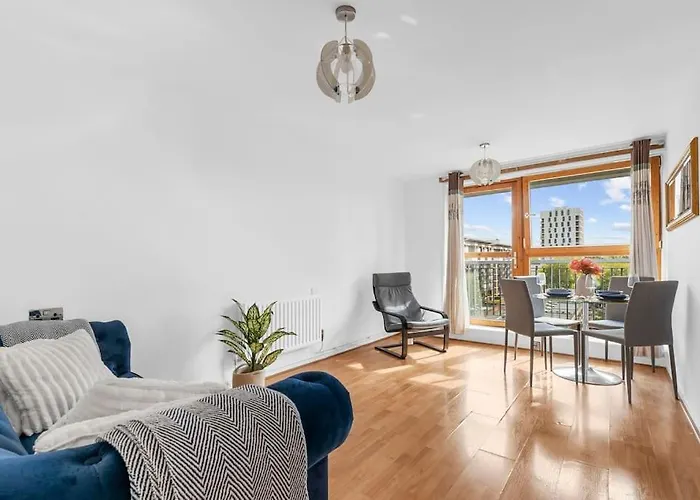 Modern Flat With City Views