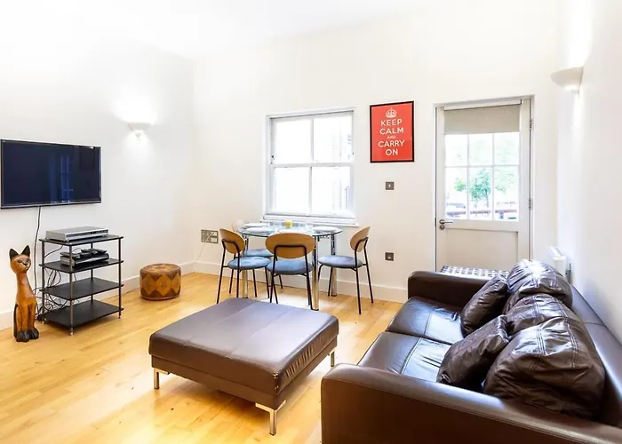 Bright & Comfortable Angel Apartment