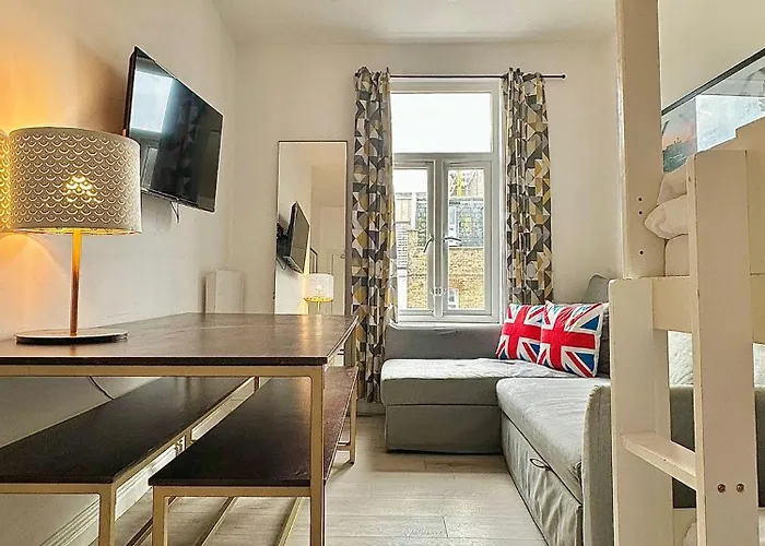 Flat A Garrat Lane