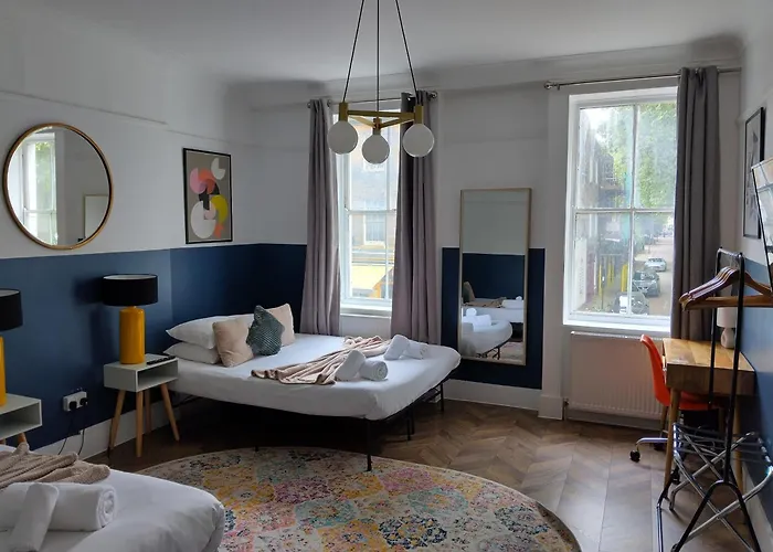 Spacious 5-Bedroom, 4-Bathroom Home In Central London Zone 1