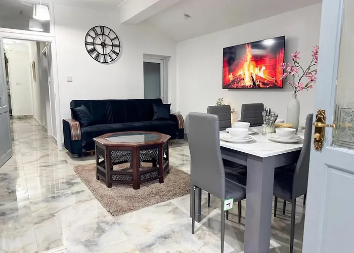 North London Spacious 7- Bedroom House