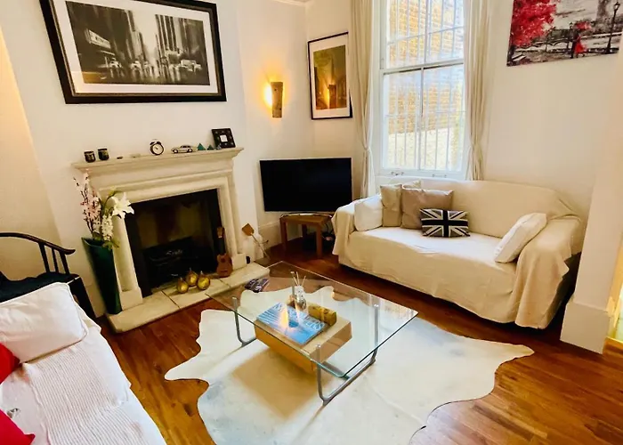 New! Stylish Central 3-Bed With Garden