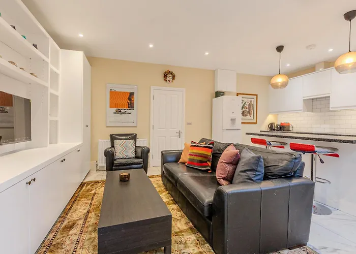 Charming 2Br Flat W Garden, 10Min Clapham South St