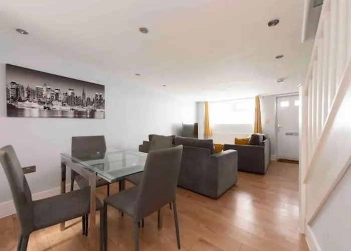 2 Bed House In Woolwich Central