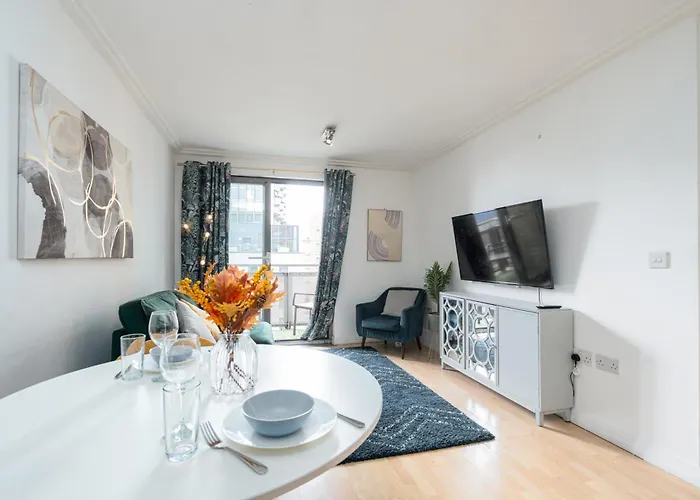 Modern Two Bed Two Bath Opposite Tube Station