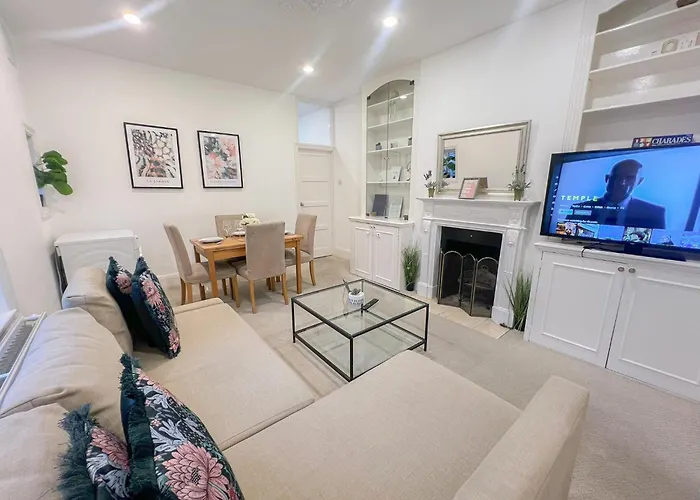 Refined Hammersmith 3-Bedroom With Rooftop Terrace