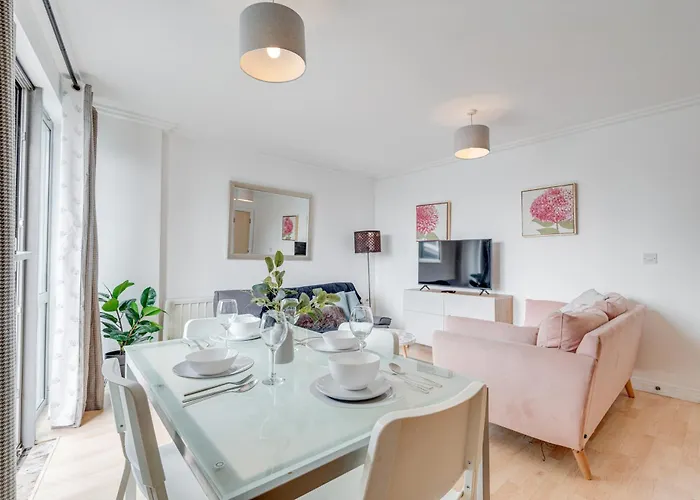 Cosy One Bedroom Flat Opposite Station