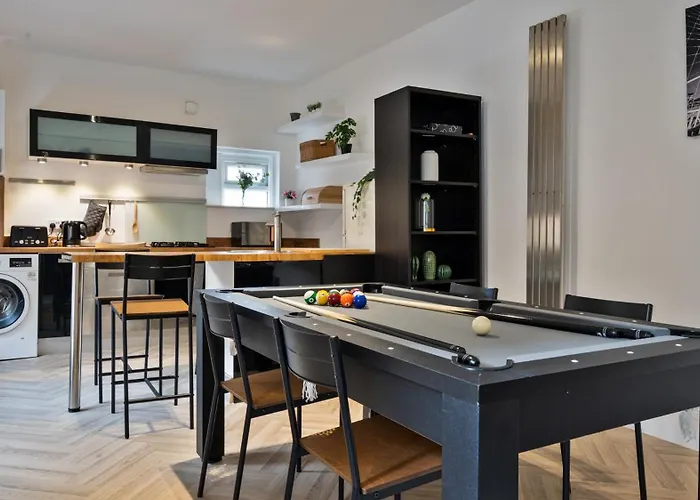 Pool Table High End 2-Bedroom Apartment Long Term Stays