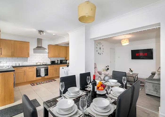Spacious 4-Bedroom Family Home Near Wembley
