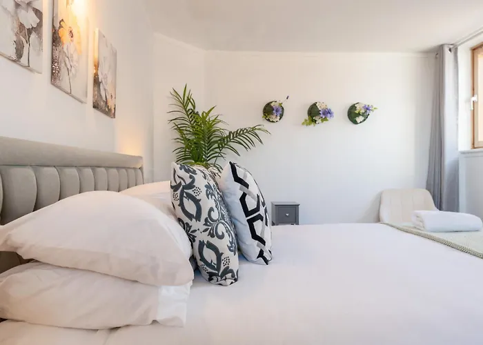 3 Bed Luxury Property In Chelsea, 2 King Size Bed, 1 Double Bed, Ideal For Families