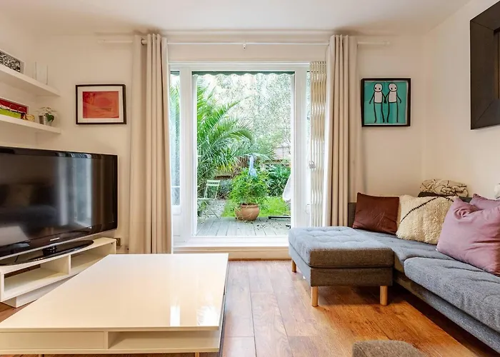 Charming 2-Bed Garden Flat