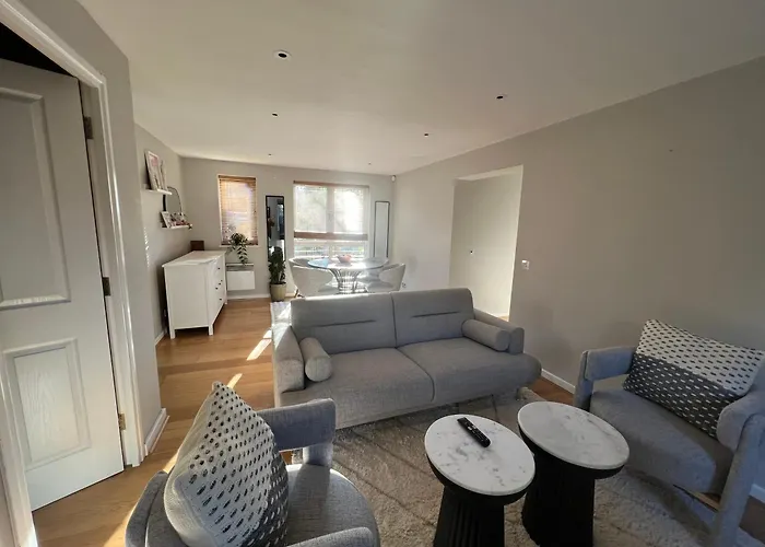 Luxurious 2 Bed 2 Bath Apt With Parking In Blackheath, London