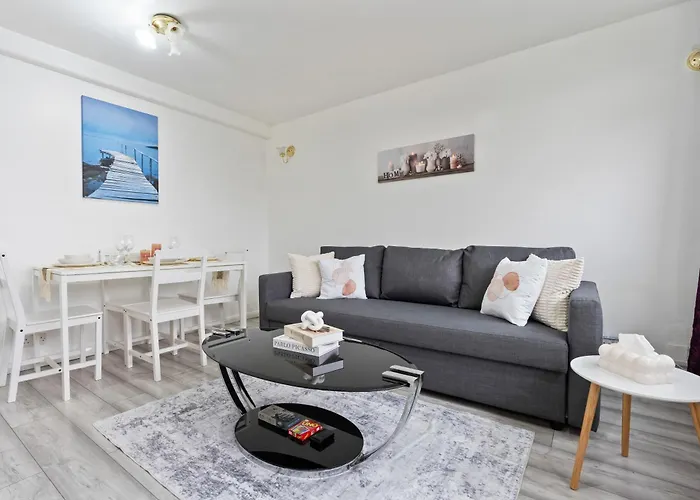 Modern 1-Bedroom Stockwell Apartment 15 Mins To Central London - Perfect Base For Exploring London