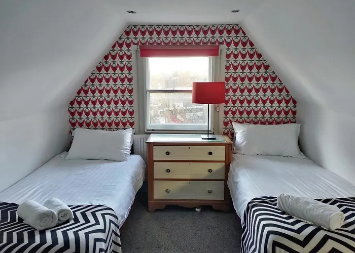 The Camden Chic Townhouse - Accommodates 14 Guests