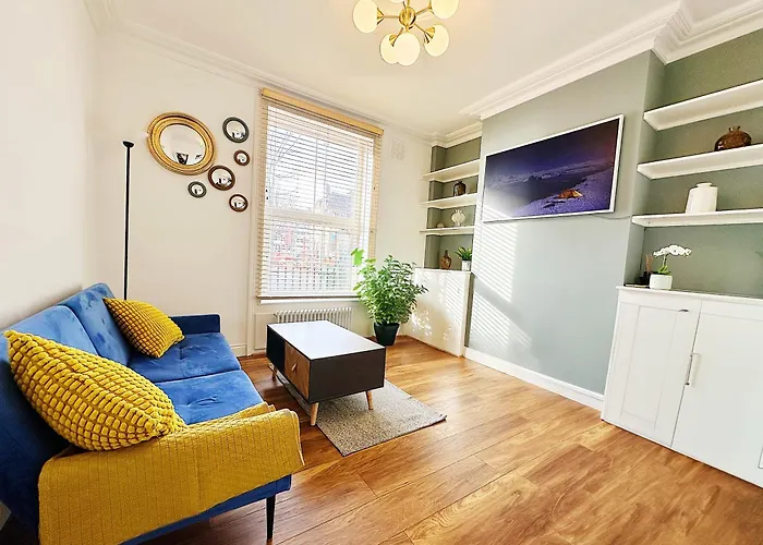 Stylish Kennington Apartment Near Tube With King Bed And Garden