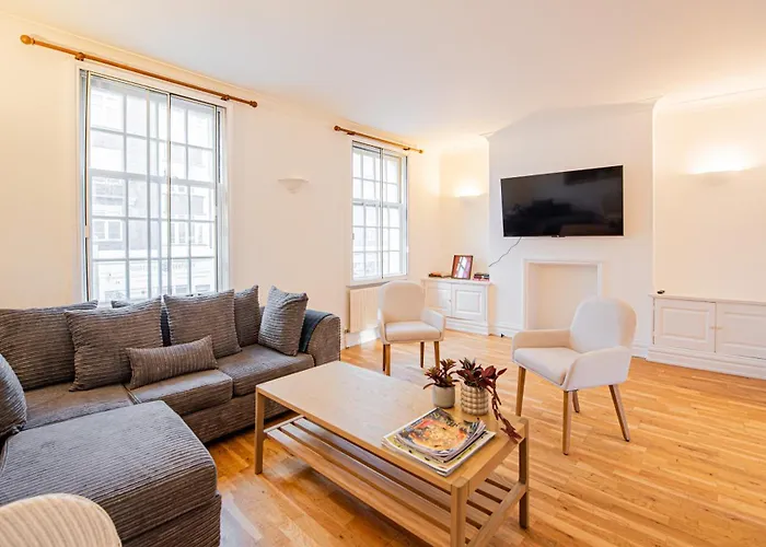 Stylish 3-Bed Apartment In Prime Fulham Location
