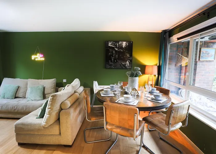 Cosy City Center Apartment W Free Parking-Wifi-Lastmindeals-Mobilerate Offers-Geniusoffers-Sleeps7-Near London Bridge!