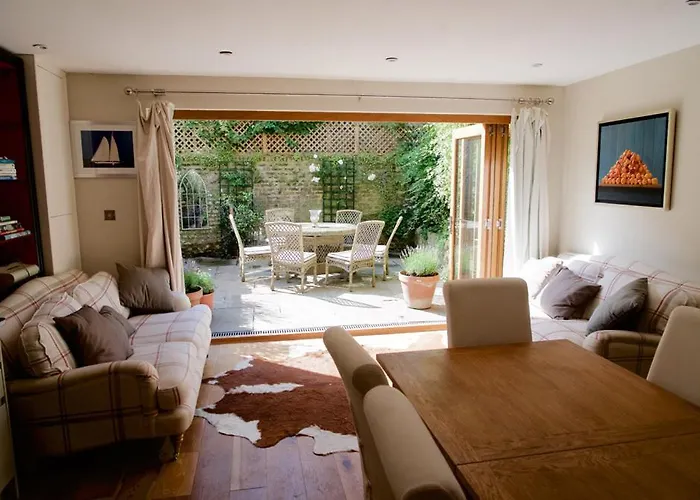 Spacious Flat With South Facing Garden