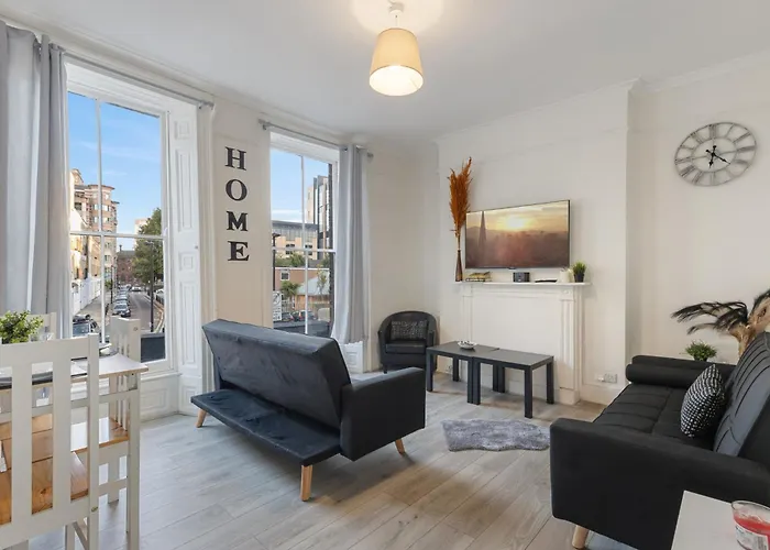 City Escape London - Spacious 4 Bedroom House