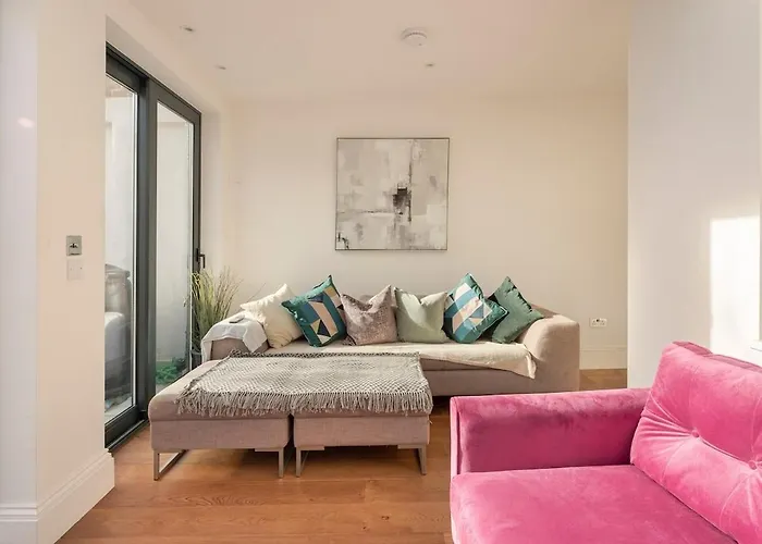 Modern Kensington 3-Bedroom Apartment With Garden