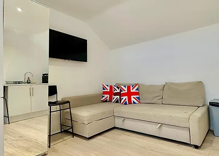 Flat C Garratt Lane
