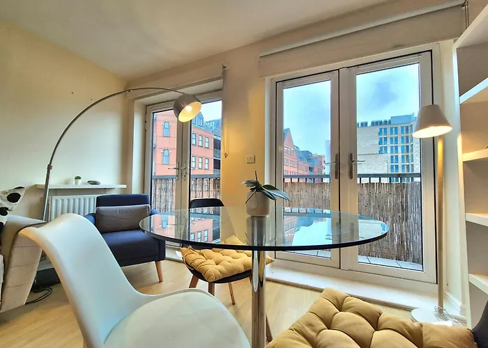 Central 2 Bedroom London Flat, Minutes From Shoreditch, Spitalfields & Brick Lane, Sleeps 4 Guests