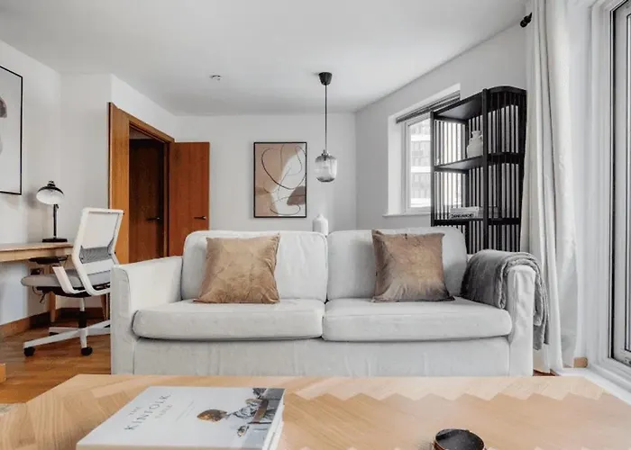 Londwell, Canary Wharf Riverside Retreat, Balcony & Views