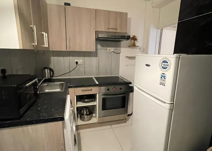 2 Bedroom Flat Ground Floor