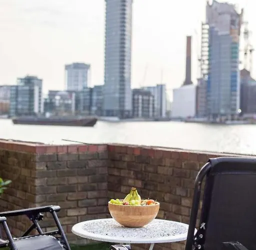 Thames-Line Apartment