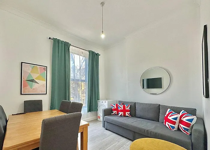 Bright Flat In Maida Hill