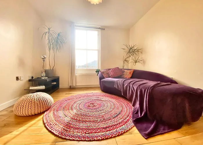 London\'s East End 2 Bedroom Apartment