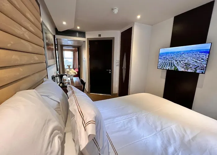 Central En-Suite Twin Room For 4, 203