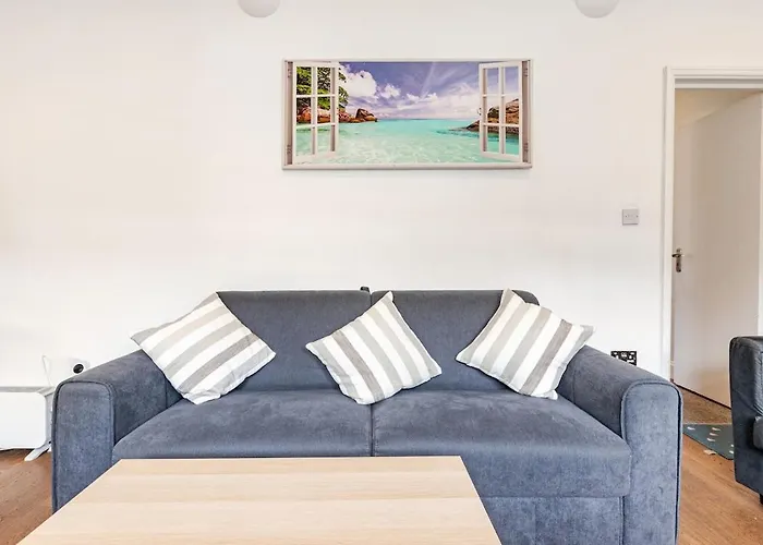 Spacious 2 Bed 2 Bath Apartment With Free Parking For 2 Cars And Underground Station Zone 2 For Quick Access To Central London Up To 10 Guests