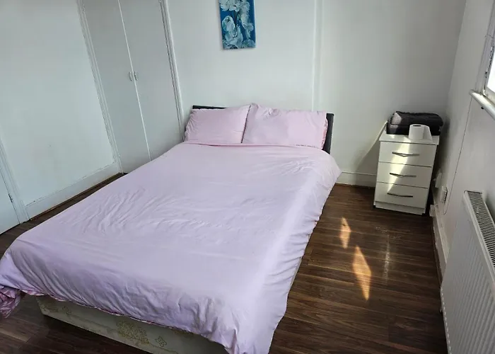 Stylish 2-Bedroom Flat - Central Links