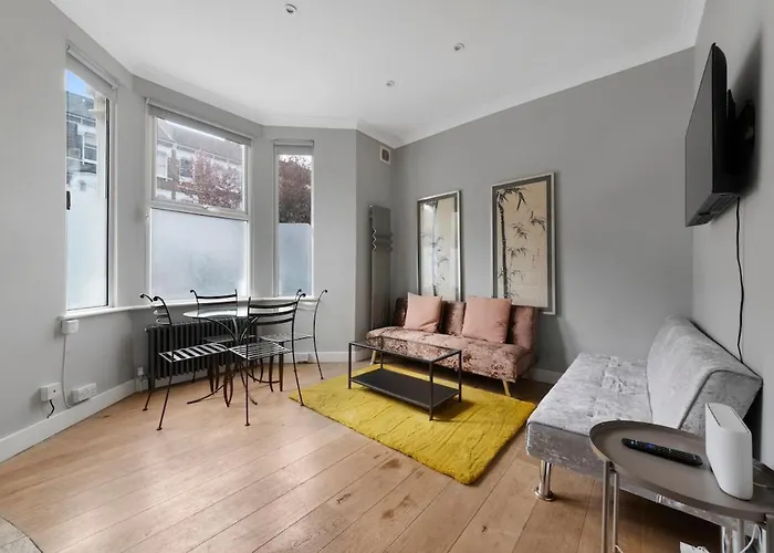 Queens Park 1 Bed Suite Sleeps 4 Ppl Ground Floor