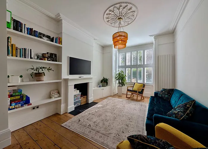 Chic Property With Backyard Near Emirates Stadium