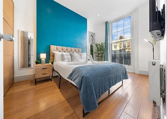 Luxurious 3 Bedroom Flat With Balcony In Kensington For 7 Next To Station Near Harrods