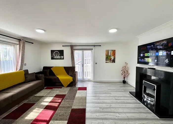 Spacious 3-Bed Home With Garden, Private Parking, Smart Tv\'S, Fast Wi-Fi