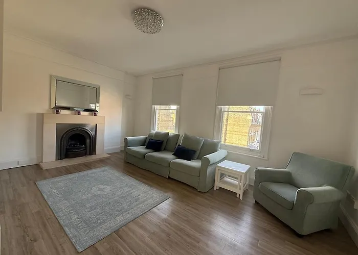 Bright And Cosy Gem In Fulham