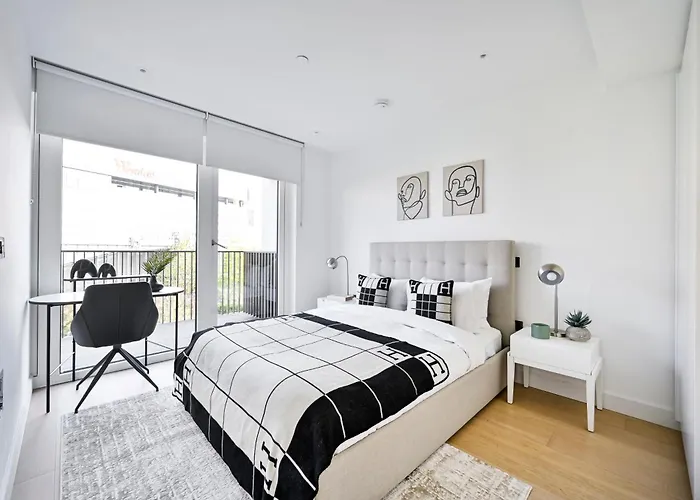 Chic Westfield Retreat - Two Bedroom Two Bathroom Luxury Stay In White City