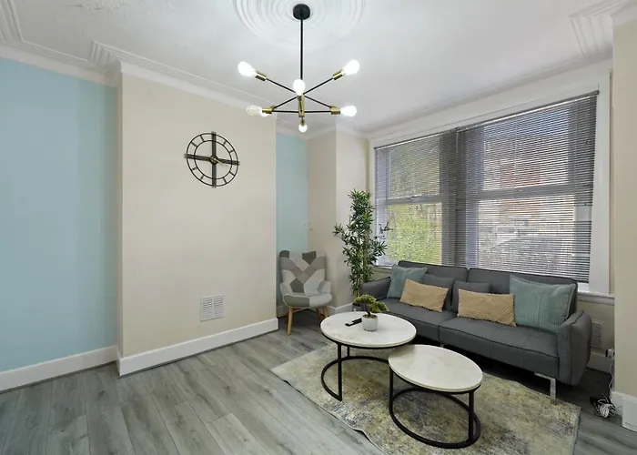 New London Home With Large Garden