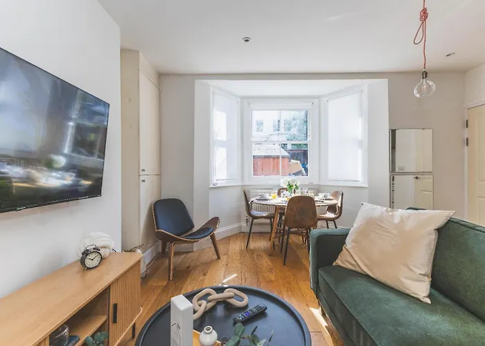 Luxury 2 Bedroom Apartment - Minutes From Train Station With Free Parking